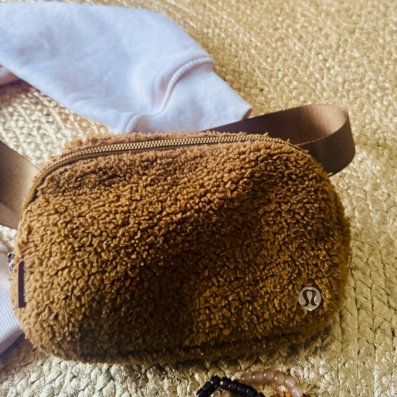 Cream Half-Zip Top and Reebok Black Shorts Bundle (3 pieces) - Picture 4 of 9